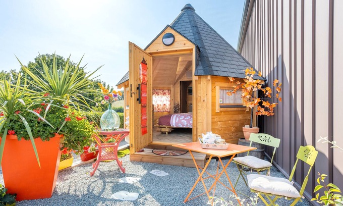 Saint-Michel-Mont-Mercure Bed & Breakfast | Les Philous Gourmands - Guest Room Chalet 'Chine' with Private Terrace