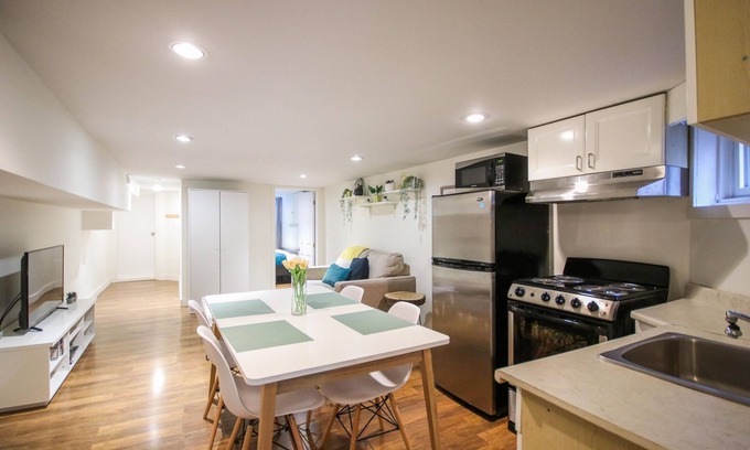 Greenwood - Coxwell Apartment | Leslieville Cozy & Bright Apt in Trendy Beaches