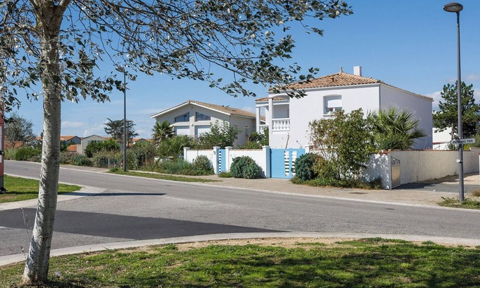 Aytre Apartment | Less than 100 m from the sea, near La Rochelle: pretty T2 with private garden