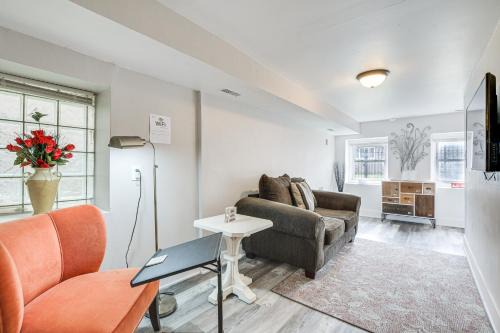 Woodlawn Apartment | Less Than 2 Mi to UChicago Cozy Couples Getaway with Yard