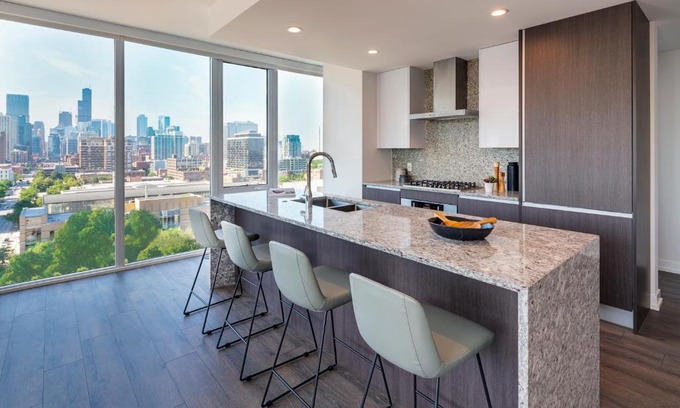 Near North Side Hotel | Level Chicago - Old Town