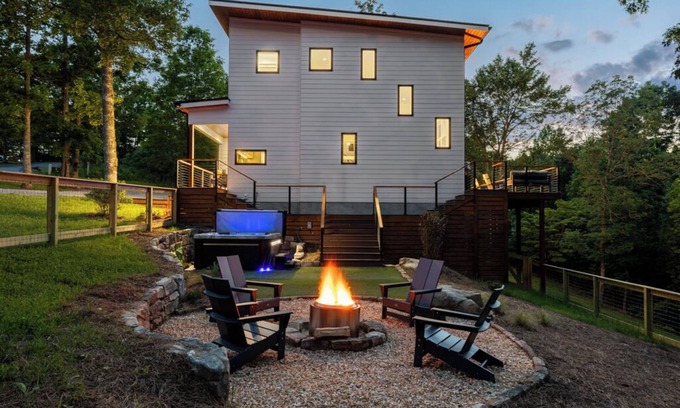 Young Harris Cabin | LevelUp: Dog-friendly mountain retreat. Hot tub, fenced yard & amazing views for ultimate relaxation