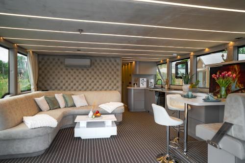 Parey Boat Rental | Lieblingsplatz Parey - schwimmendes Living Luxboot