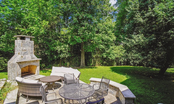 North Bethesda House | Light-Filled Secluded Estate
