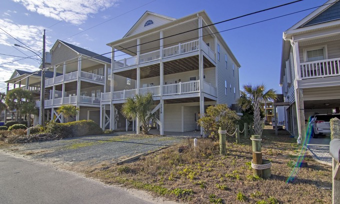 Surf City House | Light & Sky - Beach Views, Pet Friendly, Fully Equipped - Sleeps 10!