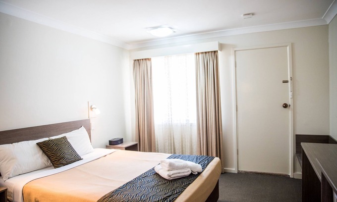 Goulburn Hotel | Lilac City Motor Inn Standard Queen Room 2