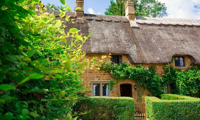 Great Tew Cottage | Lily Cottage - sleeps 3 guests in 2 bedrooms