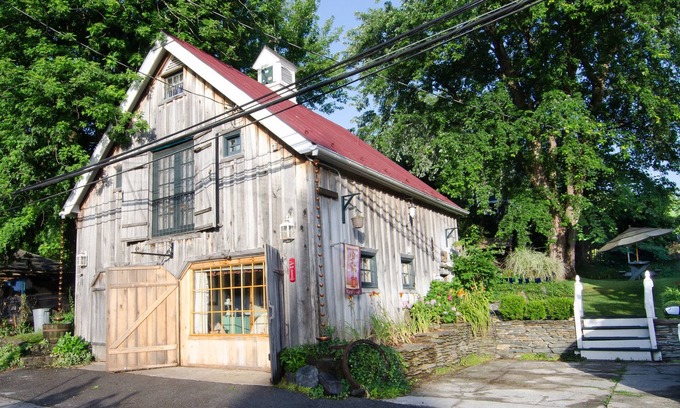 Harpers Ferry Bed & Breakfast | Lily Garden Bed and Breakfast