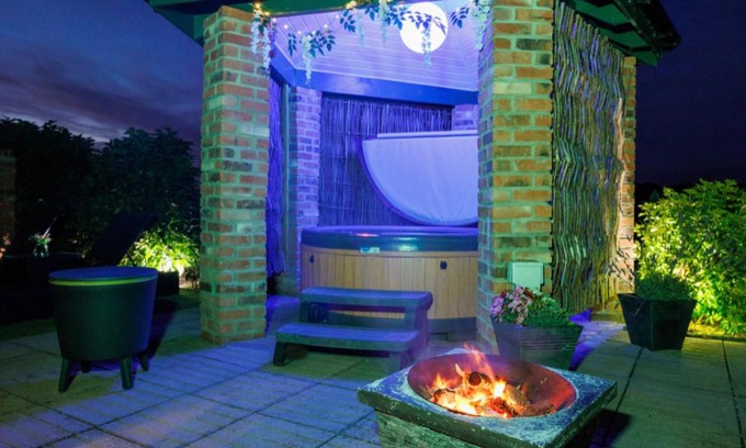 Lincoln House | Lincoln Holiday Retreat Cottage with Private Hot Tub