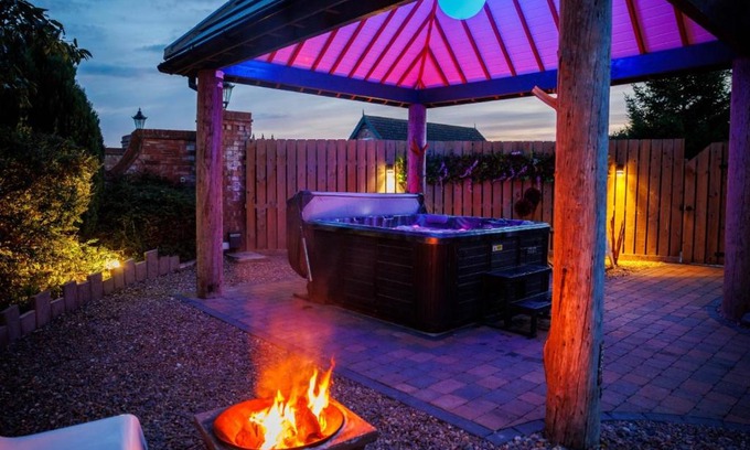 Lincoln House | Lincoln Holiday Retreat Lodge with Private Hot Tub
