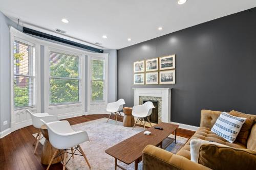 Sheffield and DePaul Apartment | Lincoln Park Mega Space 1 Parking Space Sleeps 18 condo