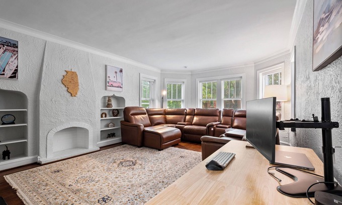 Budlong Woods Condo | Lincoln Square Sunny 3BR-1Bath Condo – Family-Friendly, Walk to Everything!