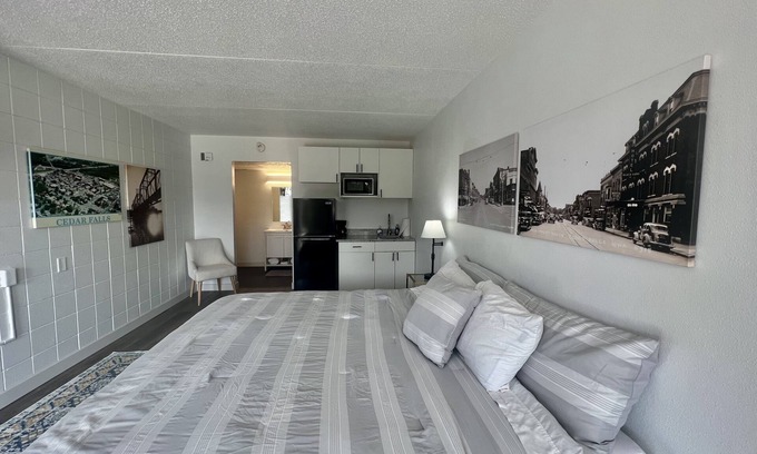 Cedar Falls Apartment | Lindell - Updated Downtown Studio - One Block From Main Street - King Bed!