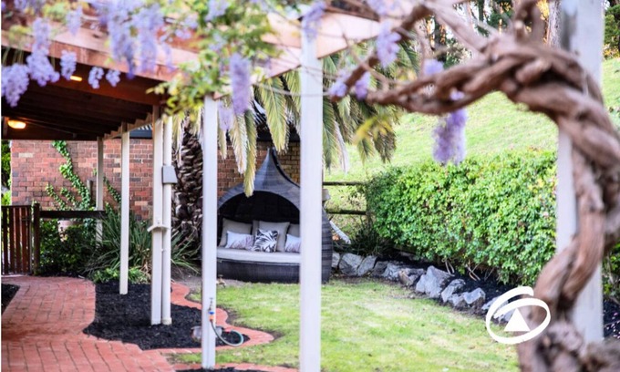 Pakenham Upper Other | 'Linden Rise' cosy farmhouse, peace & charm with views for miles. Pet Friendly