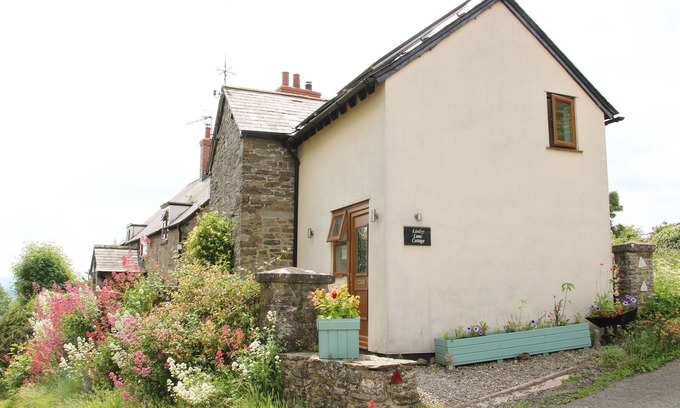 Bishops Castle Cottage | LINLEY LANE COTTAGE, pet friendly, with a garden in Bishop's Castle
