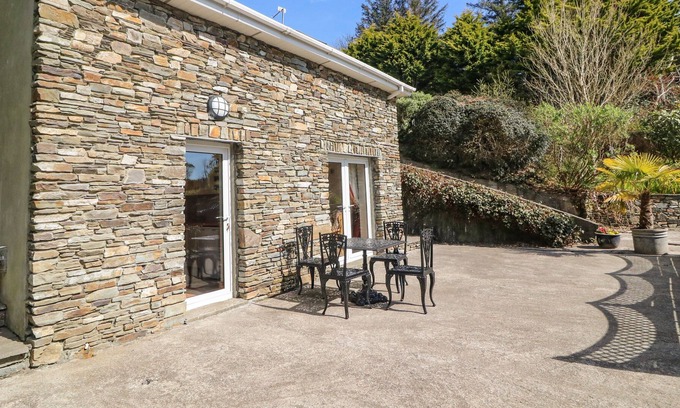 Union Hall Cottage | LIS-ARDAGH COTTAGE 2, family friendly in Union Hall, County Cork