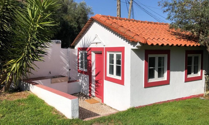 Linda-a-Velha Ski Chalet | Lisbon Cozy House w/Garden and Pool