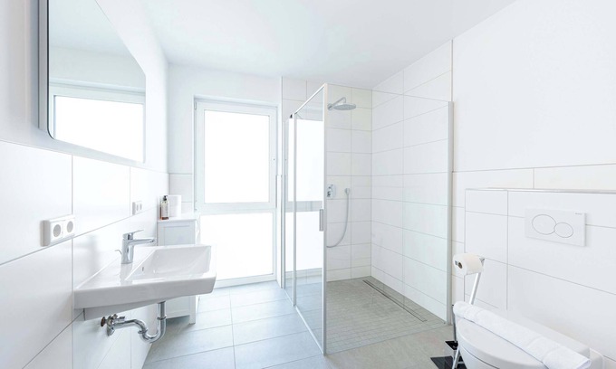 Sudliche Innenstadt Apartment | LiT LiVING: Luxus | Box SprIng | Parking | Balcony