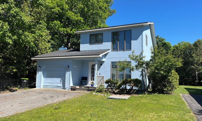 Bay View Cottage | Little Bay Breeze: Charming Vacation Cottage in Petoskey