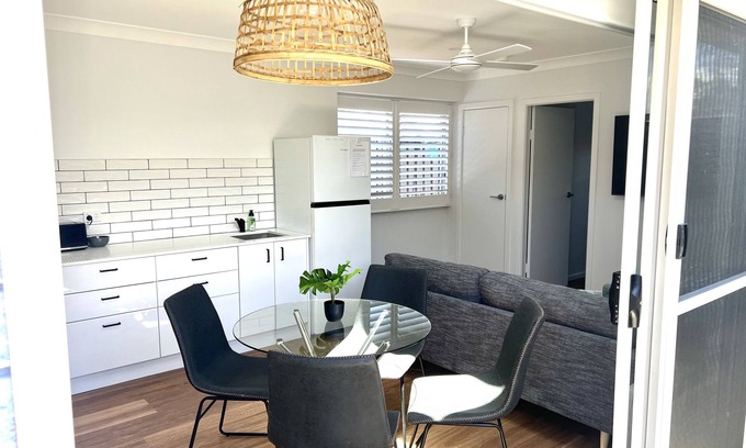 Port Macquarie Villa | Little Boat Guesthouse - close to CBD, walk to restaurants, pets