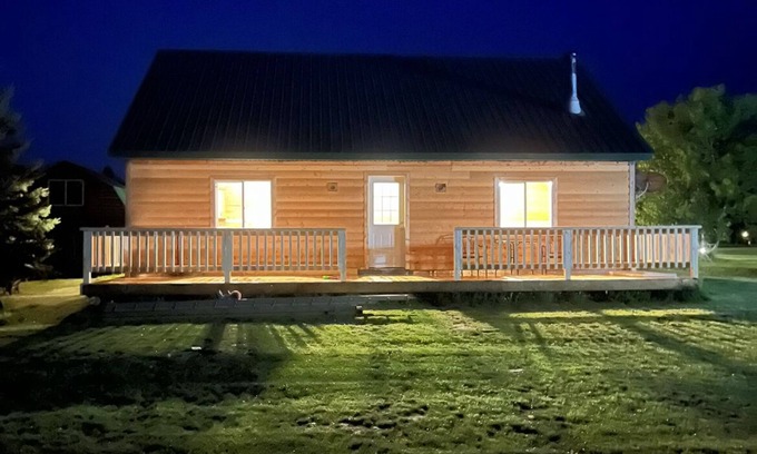 Central Alberta Cabin | Little cabin near a lake
