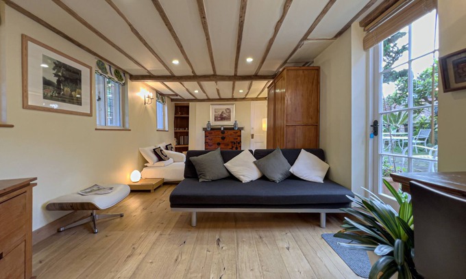 Tenterden House | Little Dane Court