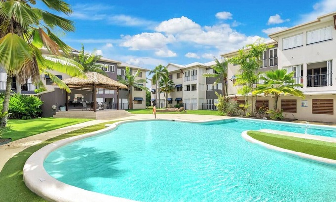 Manoora Apartment | Little Palm A Resort style Getaway