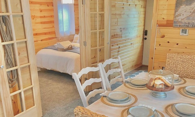 Buckeye Lake Cabin | Little Red Cabin @ Buckeye Lake with Hot Tub