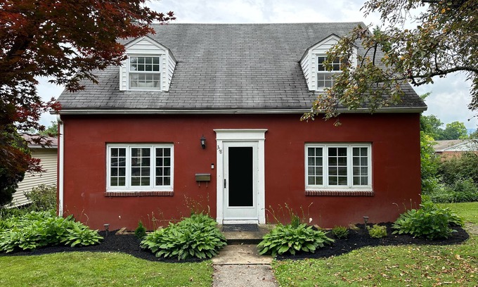 State College House | "Little Red House" eclectic 3BR, walk to downtown State College! Pet Friendly!