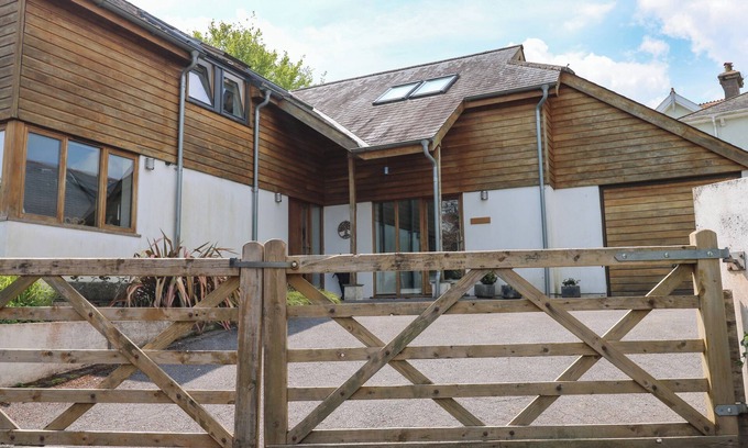 Totnes Cottage | LITTLE RONDEVAL, pet friendly, character holiday cottage in Totnes