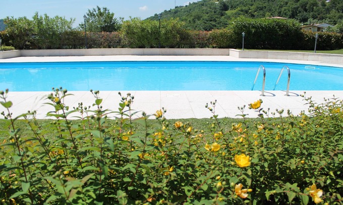Villanuova sul Clisi House | Little terraced house on the green hills above Salò - Red House