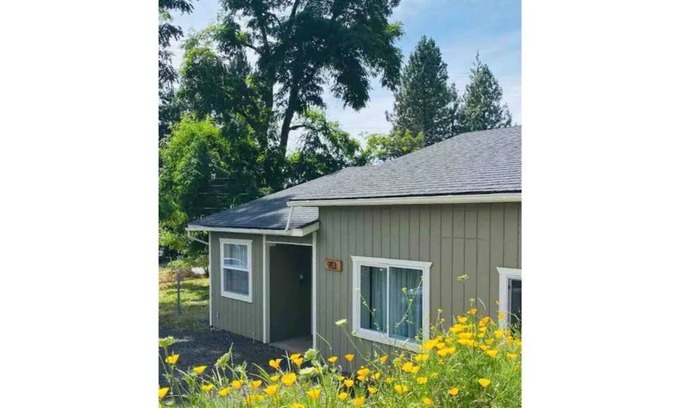 White Salmon House | Little Vine House (with hot tub)