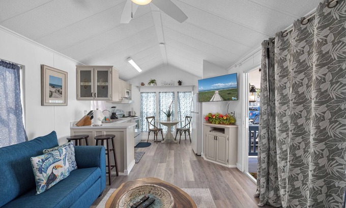 Port Isabel Cottage | LIV Resort: Cottage with Private Jacuzzi/Pet Friendly