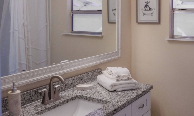Dixieland House | Live Like a Local in Lakeland’s Coziest Bungalow- Foosball, Fountain & Fast WiFi