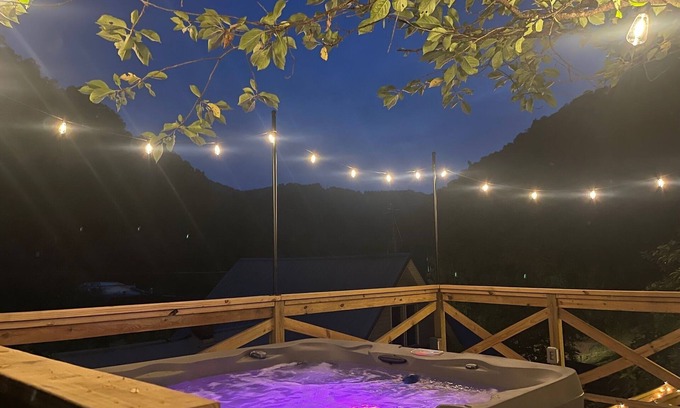 Ragland House | Living on the Edge! Charming 3-bedroom house with HOT TUB and King bed!