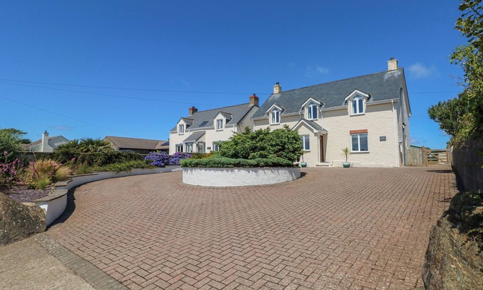 Trefin Cottage | LLAIN GWYNFOR, pet friendly, country holiday cottage in St Davids