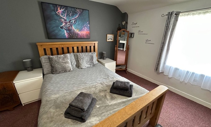 Llanidloes House | Llanidloes - Sleeps 7 - Parking - Pet Friendly