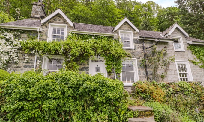 Harlech Cottage | LLETY PERYGL, pet friendly, luxury holiday cottage in Harlech