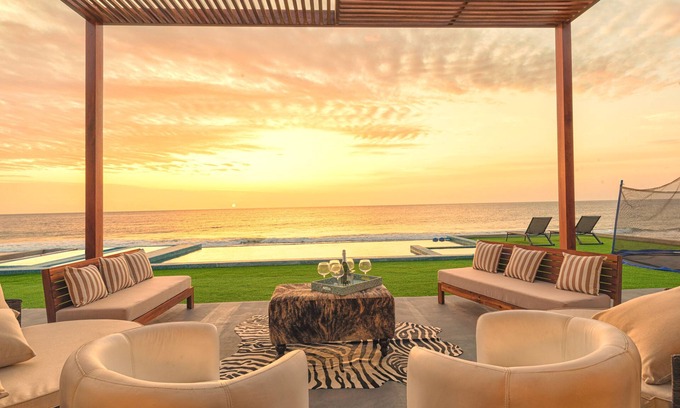 Punta Sal House | LN10 Resort Style all inclusive queen bed suite frente al Mar