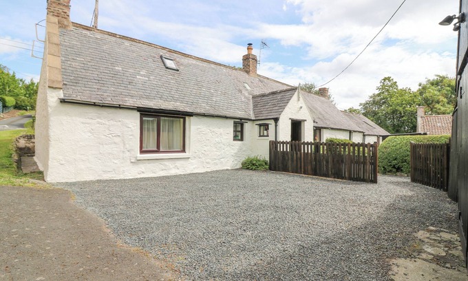 Wark Cottage | LOANVIEW, pet friendly, with open fire in Cornhill-On-Tweed