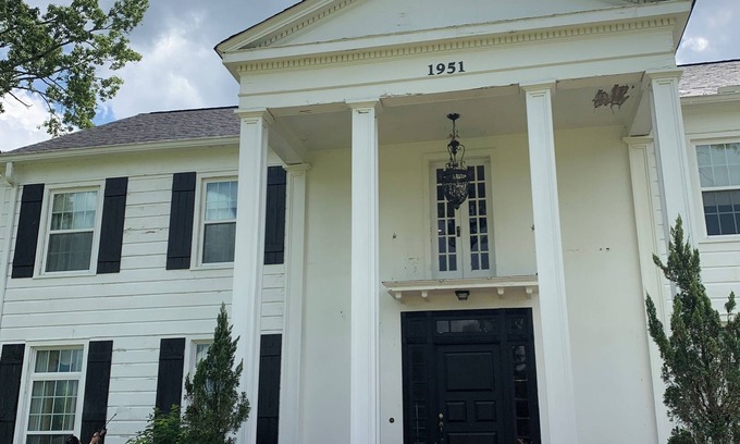 Forest House | Local landmark 4-bedroom estate with WiFi, AC on large farm in Forest, MS