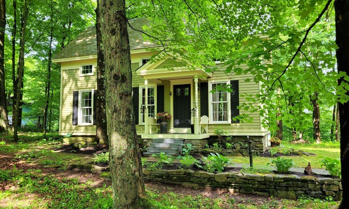 Guilderland Center House | Located in the beautiful Heldebergs, This is a cute little house you will love.
