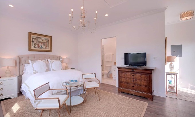 Broadmoor Apartment | Located in the heart of New Orleans.
