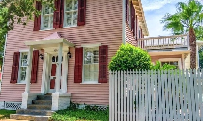 Galveston House | Located in the Heart of Galveston's Silk Stocking District