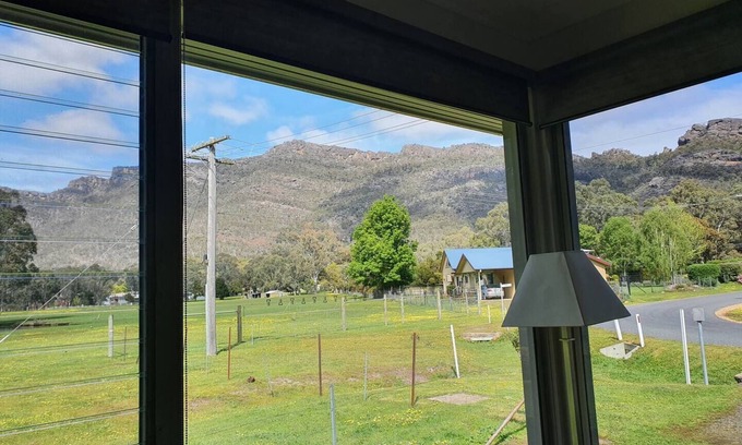 Halls Gap House | Located on valley floor, amazing views, 300mm to shops, wildlife in abundance.