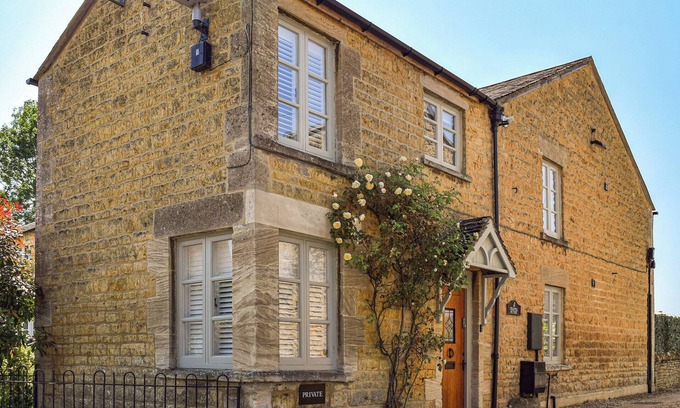 Bourton Cottage | Location, location, location.