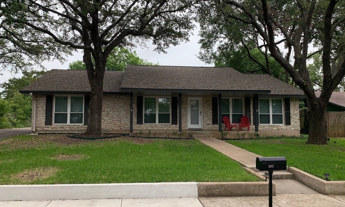 Round Rock House | LOCATION- LOCATION- LOCATION- CLEAN 10 Min Walk to DR Round Rock. Austin in 20.