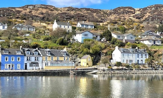 Tarbert Apartment | Loch Awe House - Upper Apartment, harbour views