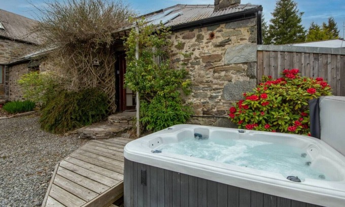 Loch Tay Cottage | Loch Tay Bothy Cottage with Hot Tub