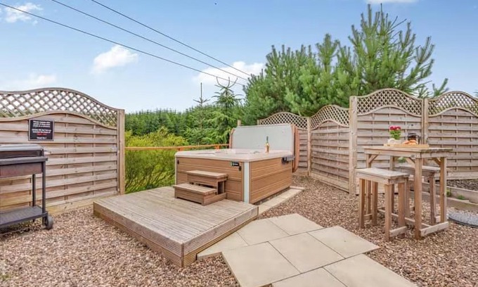 Airdrie House | Lochinvar - Clydesdale Log Cabin with Hot Tub